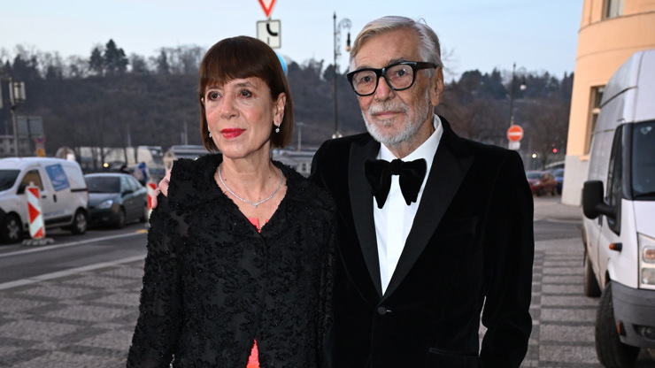 Nekorunovaný prezident českých filmařů Jiří Bartoška se svou krásnou manželkou Andreou. 