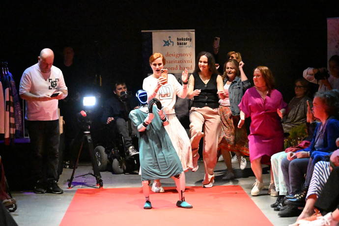 Herečky to rozjely s robotem. 