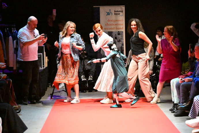 Robot to s herečkami rozjel.