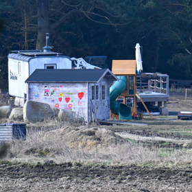 Hugo už má vlastní domeček i skluzavku.