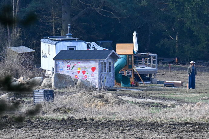 Hugo už má vlastní domeček i skluzavku.