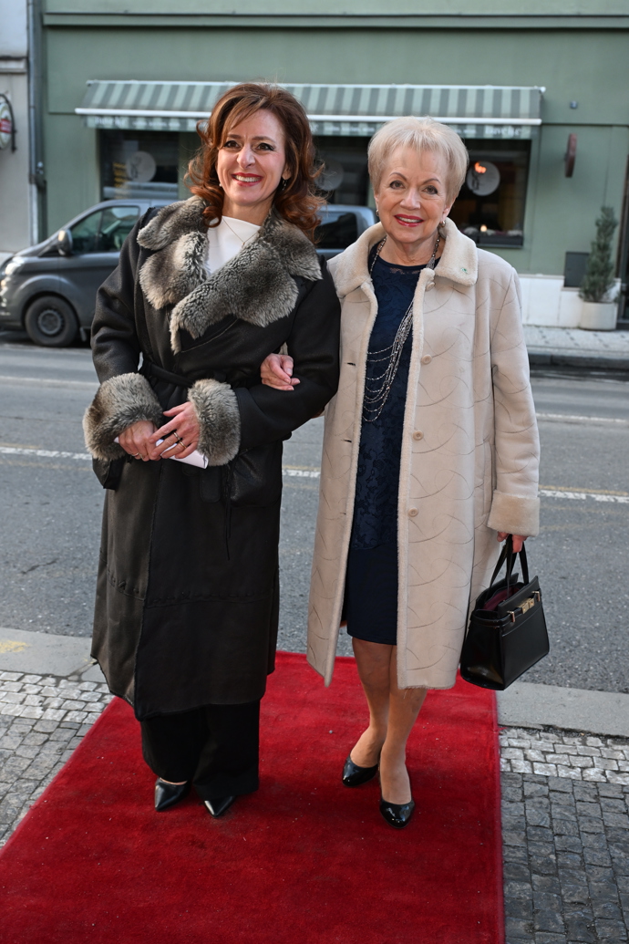 Elegantní dámy od hlavy až k patě - Dita Hořínková a Pavla Břínková. Tady nemáme co vytknout, obě dámy vědí, co se do divadla sluší a patří. 