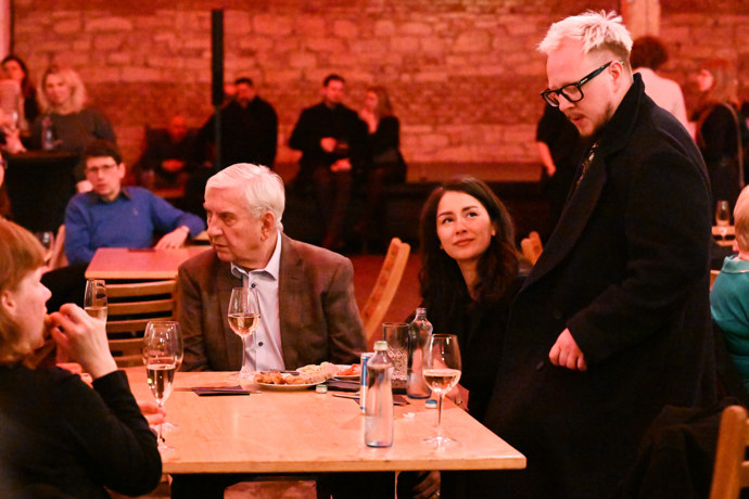 Štěpán Kozub a jeho přítelkyně Barbara Kanyzová si přisedli k Miroslavu Donutilovi.