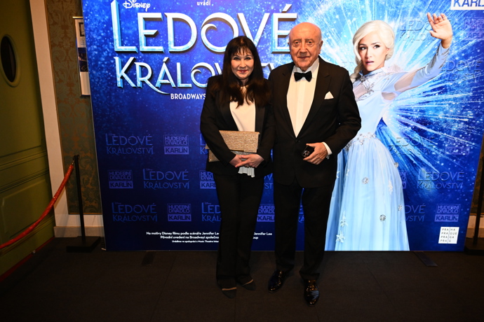 Felix Slováček jako vždy vsadil na absolutní společenskou klasiku a na premiéru oblékl černý smoking s motýlkem.