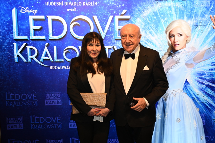 Felix Slováček oblékl smoking a Dáda černý kostýmek s bílým topem. Chválíme i lehce třpytivé psaníčko, které krásně doladí jednoduchý outfit. 