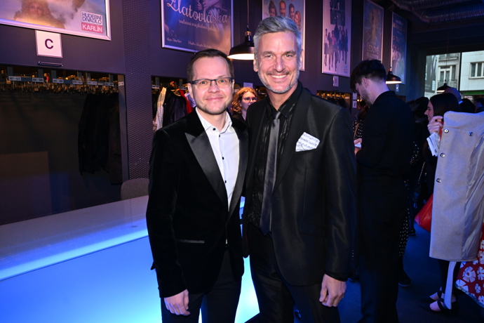 Lumír Olšovský má eleganci v krvi, a tak nechybí ani bílý kapesníček na saku. Partner Pavel se nenechal zahanbit a oblékl smoking, jen tu chybí motýlek. 