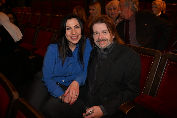 Mezi diváky fotografové zachytili i Bohouše Josefa s partnerkou. Bohouš oblékl sametové sako na saténovou košili, což mu perfektně sedlo, jeho partnerka se rozzářila královskou modrou. 