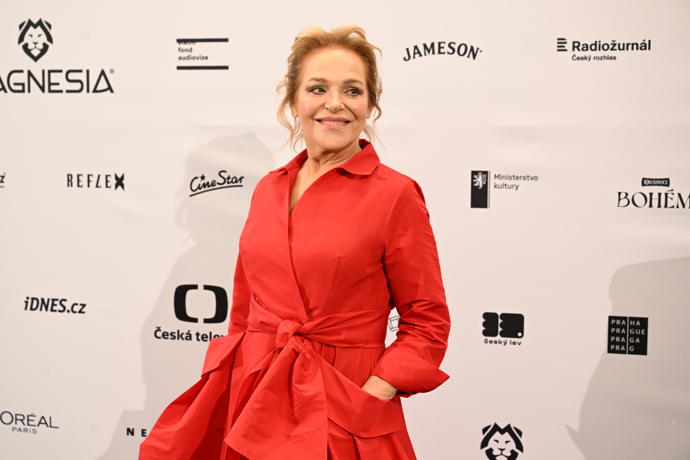 Podle kadeřníka Honzy Kořínka dodaly volné pramínky kolem obličeje účesu Dagmar Havlové lehkost. 