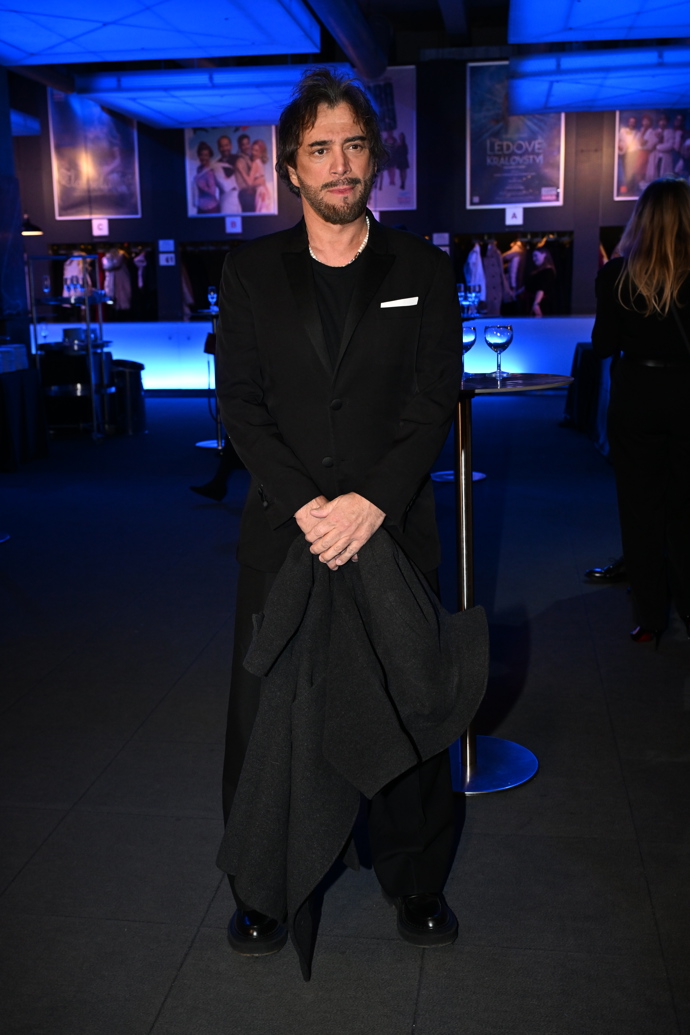 Celý v černém dorazil na premiéru Sagvan Tofi. Do obleku přidal černé tričko s kulatým výstřihem, a ač by byla košile elegantnější, zůstal věrný svému stylu a vypadal skvěle. 