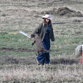 Radana Kotková na farmě se jejich mazlíčkem.