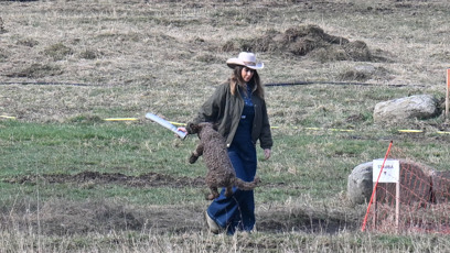 FOTO: Radana Kotková na farmě se jejich mazlíčkem.