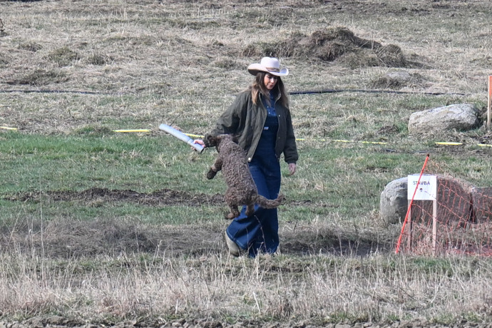 Radana Kotková na farmě se jejich mazlíčkem.