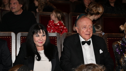 FOTO: Manželský pár s dobrou náladou v hledišti divadla.