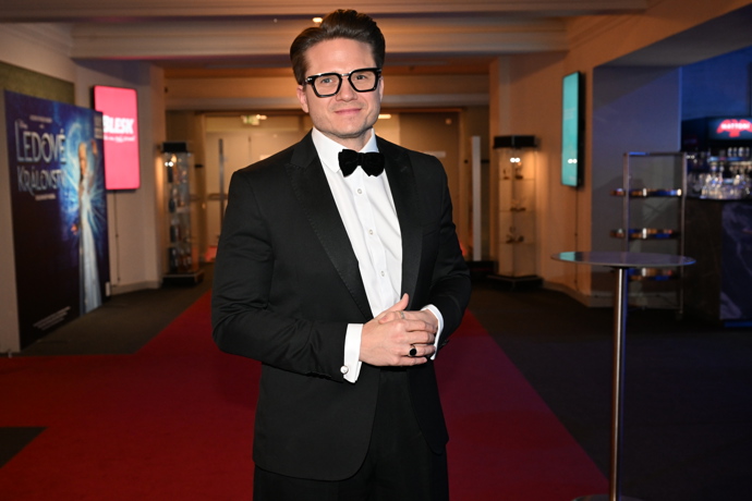 Dokonale padnoucí smoking oblékl i Ondřej Brzobohatý, který má v Ledovém království úkol hudební supervize a je autorem českých textů písní. 