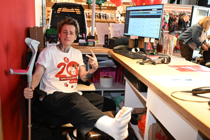 Vojta Drahokoupil za kasou.