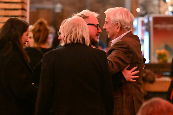 Miroslav Donutil se vřele vítá se Štěpánem Kozubem.