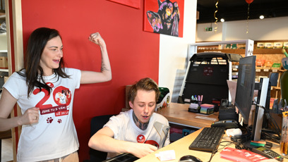 FOTO: Bára Janová měla z prodeje radost.