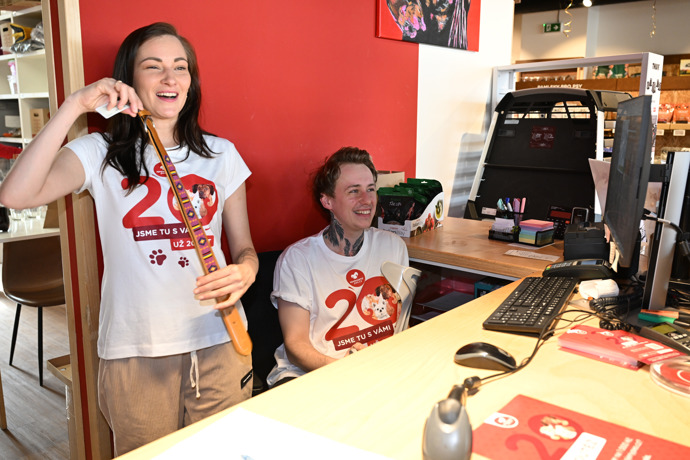 Bára Jánová a Vojta Drahokoupil předváděl psí kusy. 