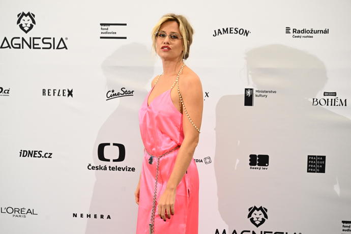 Emma Smetana a její outfit, který vynesla na udílení cen Český lev. 