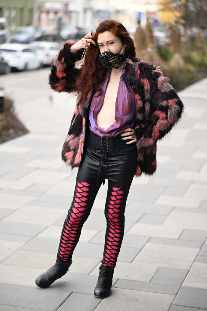 Eva Toulová opět dorazila v bizarním outfitu. 