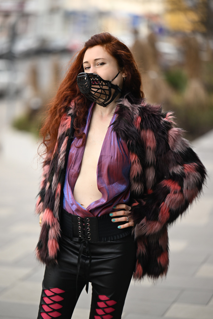 Eva Toulová s náhubkem.