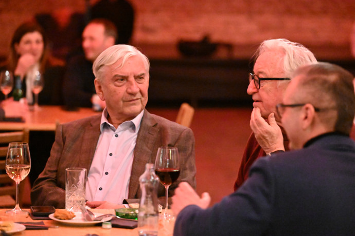 Jiří Lábus a Miroslav Donutil při konverzaci.