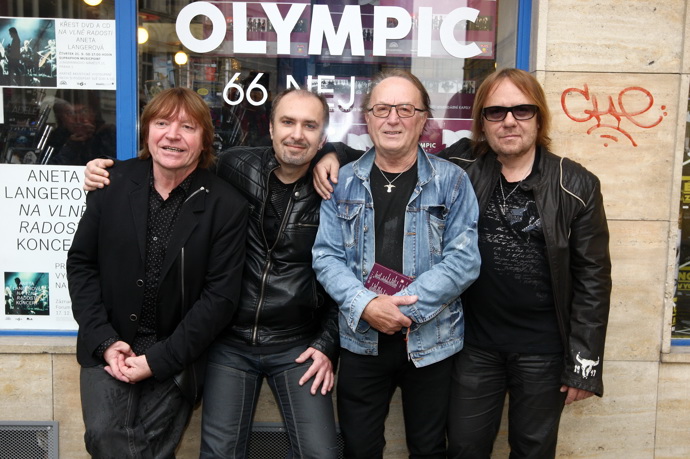 Jiří Valenta s dalšími členy skupiny Olympic.