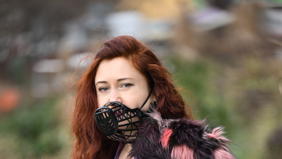 FOTO: Eva Toulová byla pod odvážnou halenkou nahá.