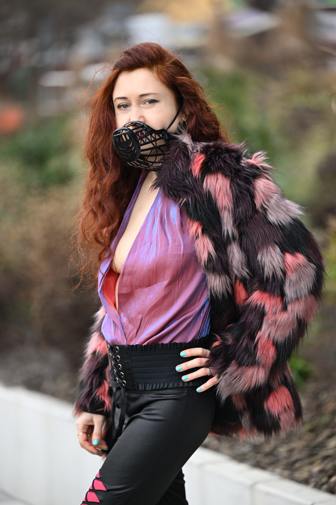 Eva Toulová byla pod odvážnou halenkou nahá.