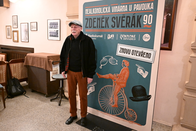 Velká oslava probíhá v žižkovském Divadle Járy Cimrmana.