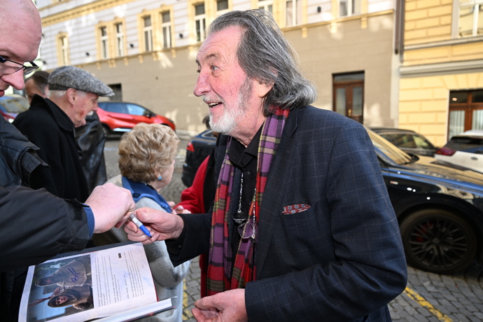 Bolek Polívka rozdával ochotně podpisy.