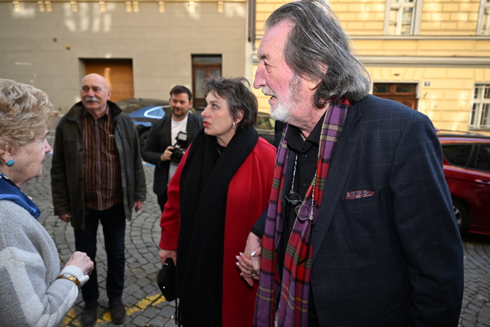 Bolek Polívka dorazil ruku v ruce s manželkou.