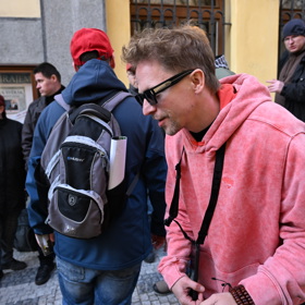 Tomáš Klus byl k nepřehlédnutí.