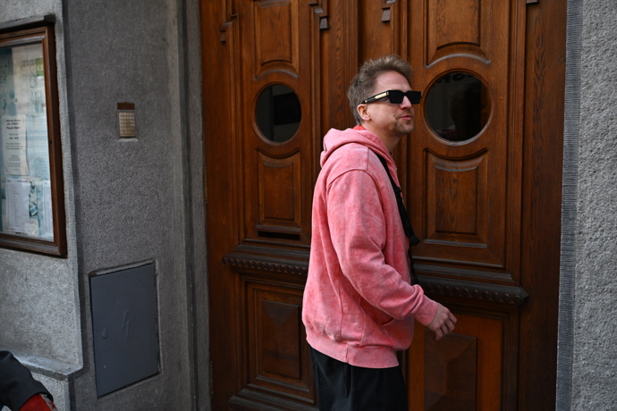 Tomáš Klus před divadlem. 