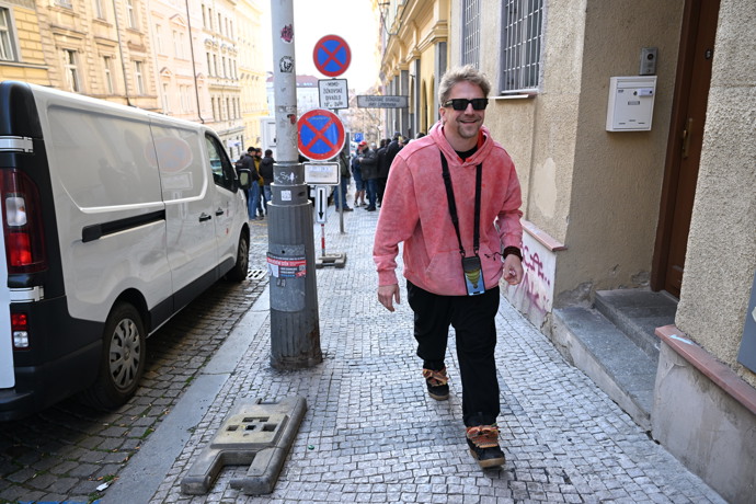 Tomáš Klus s úsměvem na tváři. 