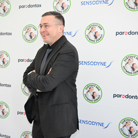 Základní zubní péče je u nás zdarma, což podle něj stojí stát obrovské miliardy.