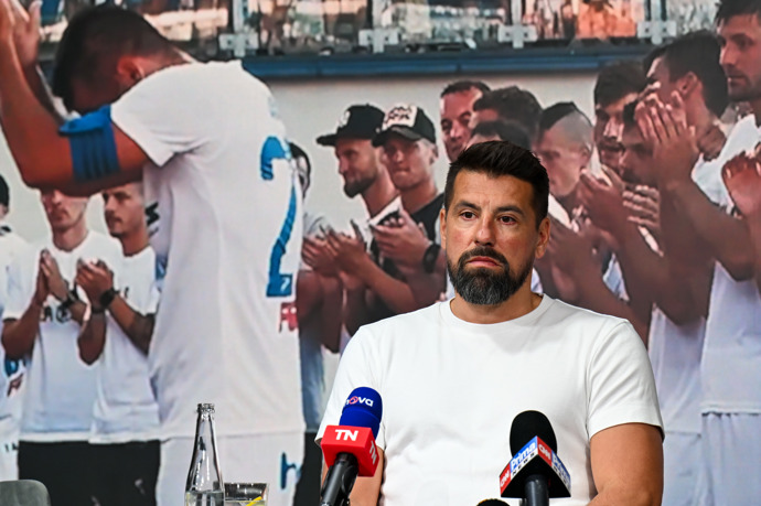 K exhibici ho nakonec přesvědčili jeho nejbližší, aby se mohl rozloučit s fanoušky.