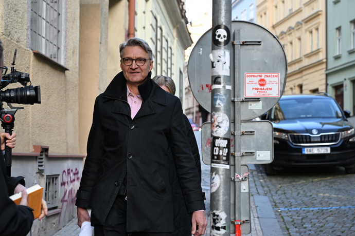 Jan Svěrák míří na oslavu. 