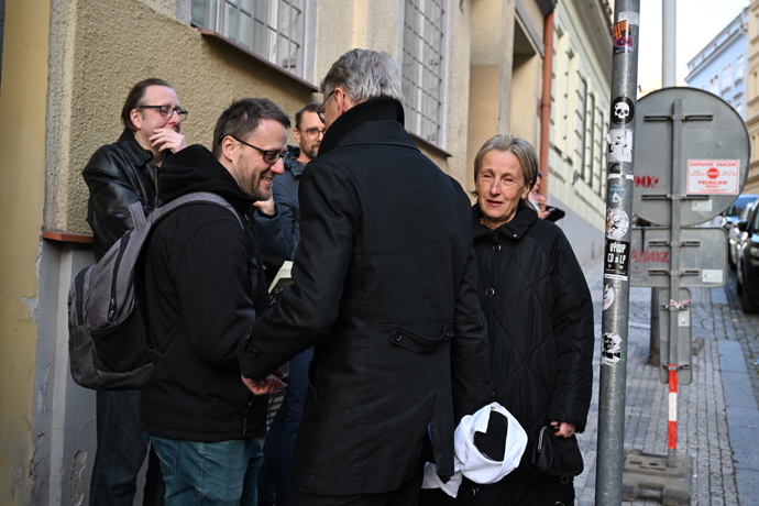 Lidé před divadlem. 