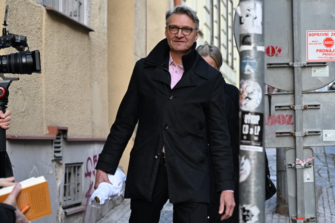 Jan Svěrák s Oscarem v ruce. 