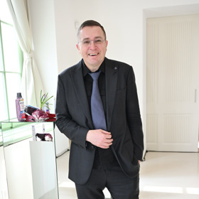 On sám si zuby čistí 5 až 7 minut a pomáhá si u toho chytrými aplikacemi. 