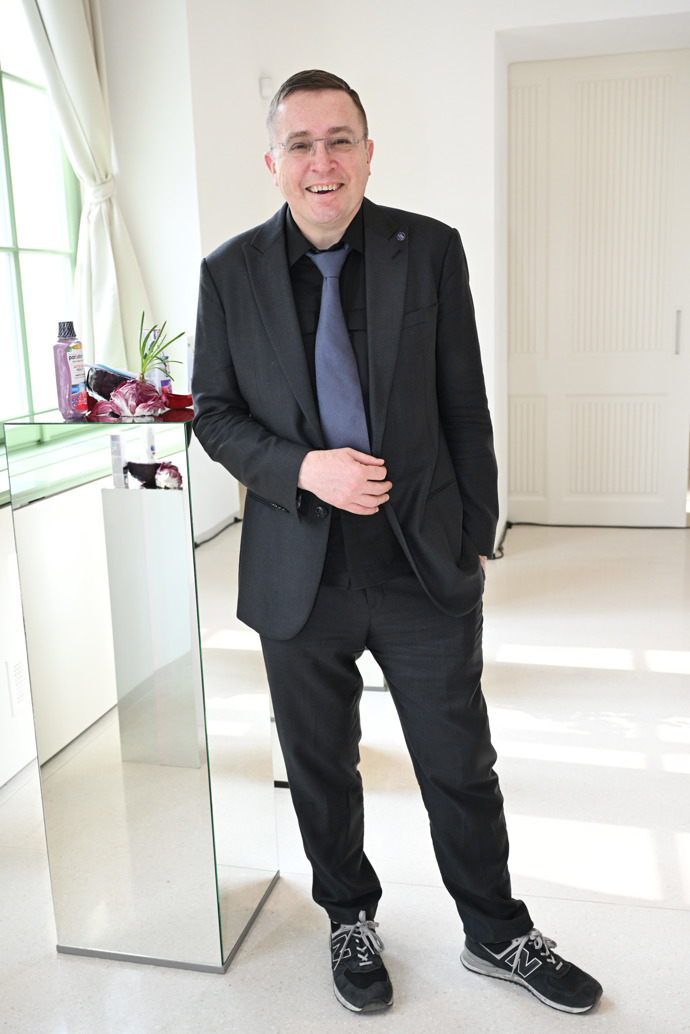 On sám si zuby čistí 5 až 7 minut a pomáhá si u toho chytrými aplikacemi. 