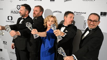 FOTO: Tvůrčí tým minisérie Studna se soškami Českého lva za nejlepší minisérii nebo seriál.