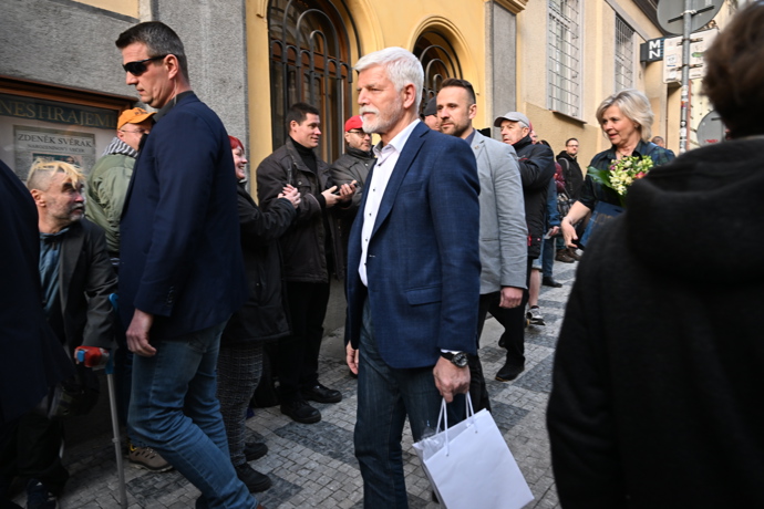 Petr Pavel v doprovodu ochranky. 