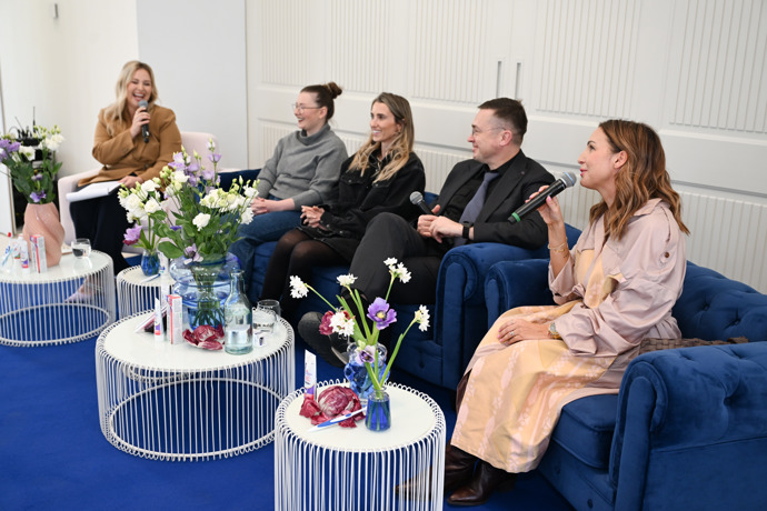 Veronika Arichteva (vpravo) si se synem Lukou hraje na hodnou policajtku a nechybí u nich ani populární zoubková víla.