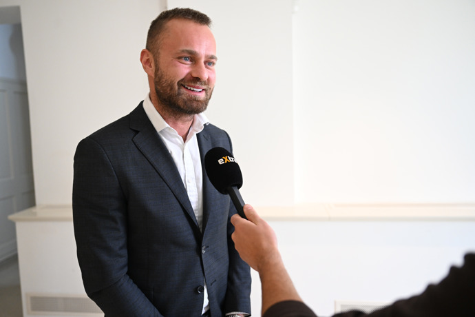 Podle Dvořáka se někteří pacienti i veřejnost s nepochopením pozastavují zejména nad tím, když vidí ženu za volantem sanitky.