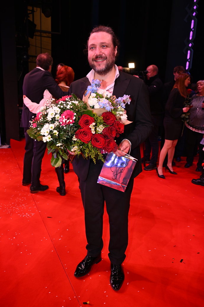 Felix Slováček mladší s květinami.