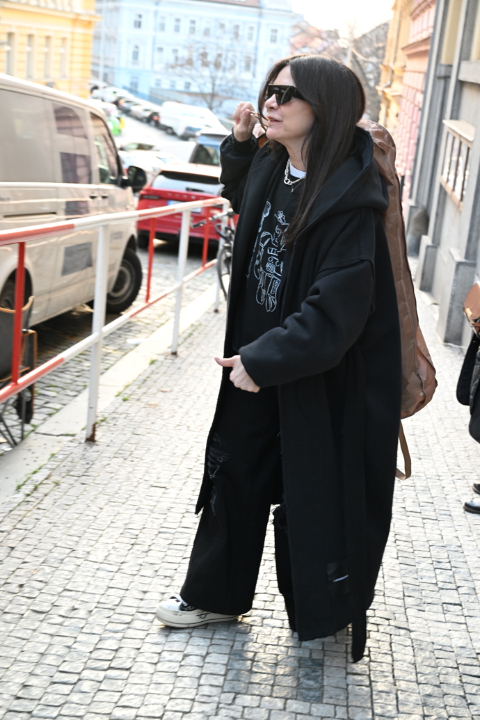 Anna K. dorazila také. 