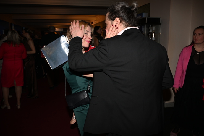 Felix Slováček mladší s blondýnkou.