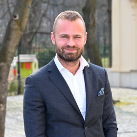 Populární lékař ale tyto pochybnosti smetl ze stolu s tím, že by záchranářky mnoha chlapům v řízení pořádně natřely zrak.